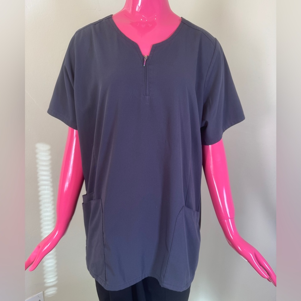 WonderWink AERO Charcoal Scrub Top 2XL | Zip Notch Neck True-Plus Fit